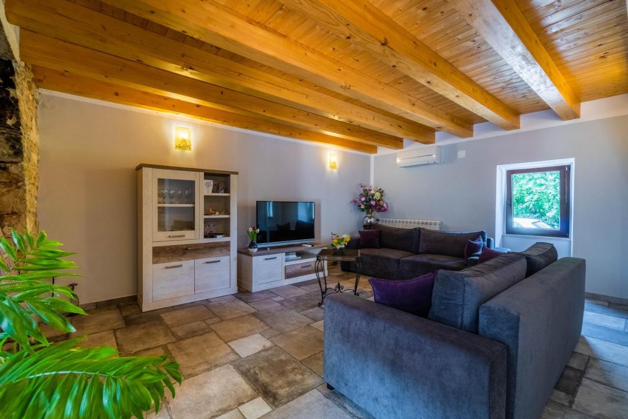 Luxury On Spacious Private Villa Rakalj