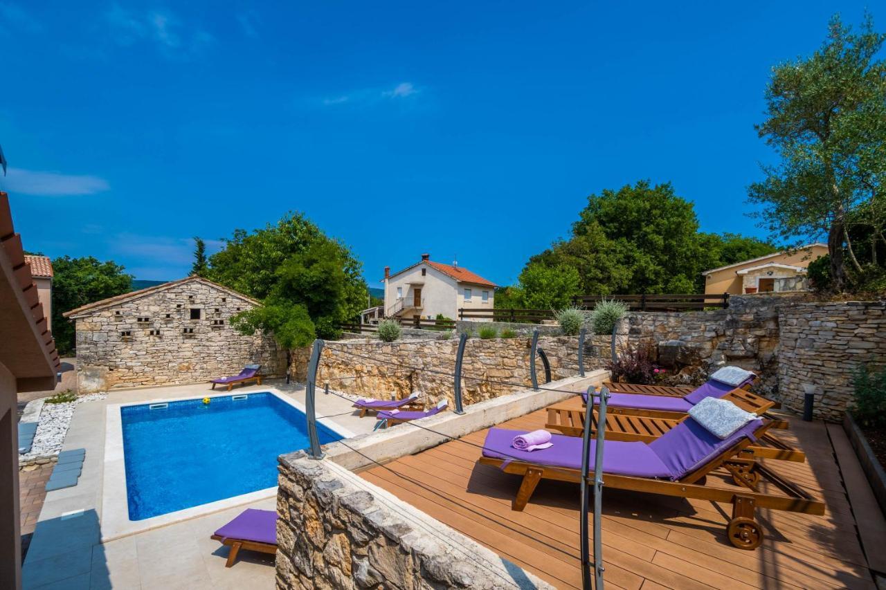 Luxury On Spacious Private Rakalj