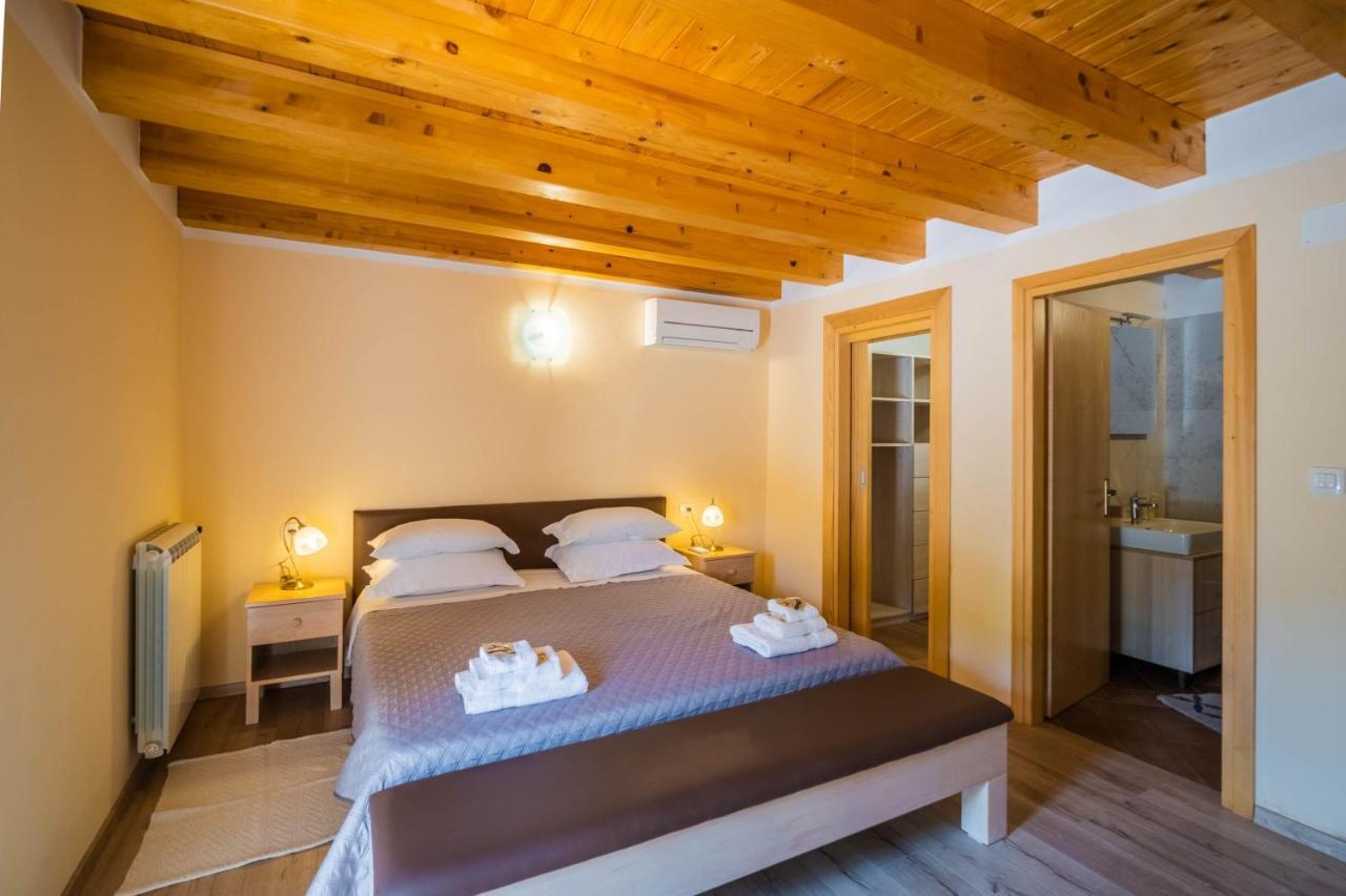 Luxury On Spacious Private Villa Rakalj