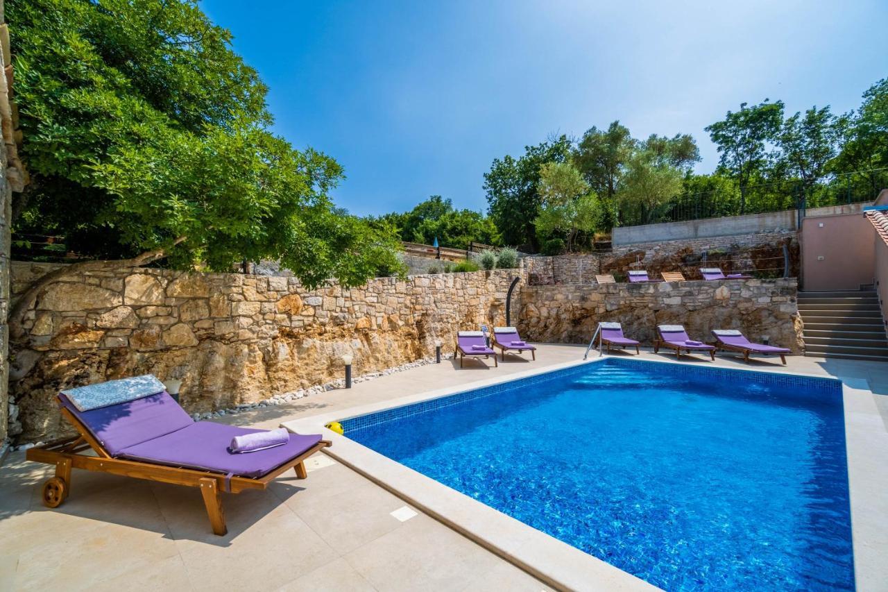 Luxury On Spacious Private Villa