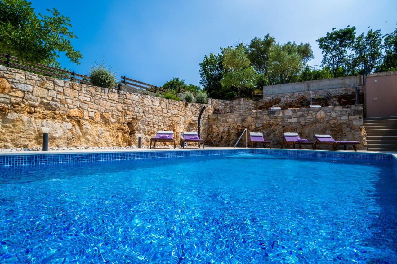 Luxury On Spacious Private Villa Rakalj